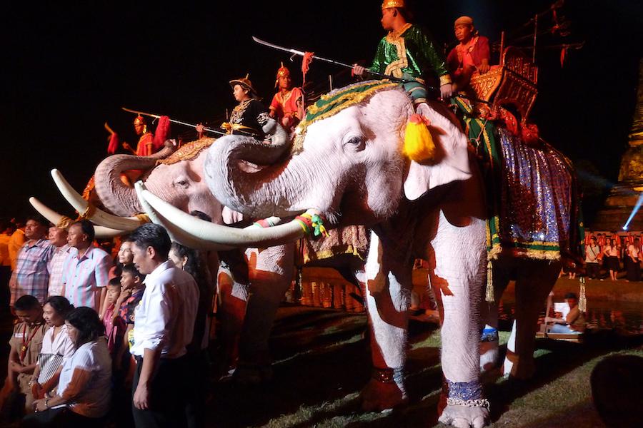 アユタヤーのローイクラトン祭りの伝統舞台劇の象の写真@タイ観光