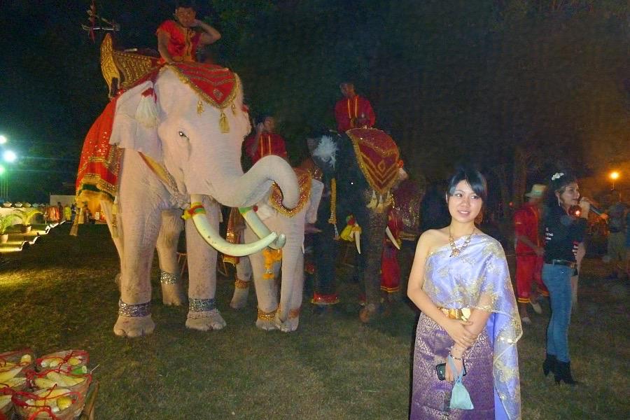 アユタヤーのローイクラトン祭りの伝統舞台劇の象と美女の写真@タイ観光