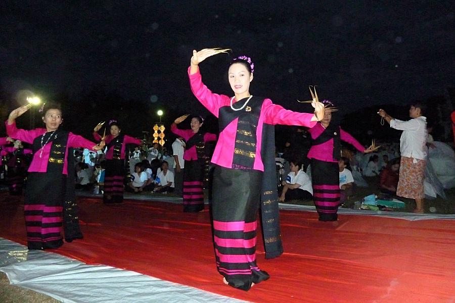 チェンマイのローイ・クラトン祭りの長い爪伝統舞踏の写真@タイ観光