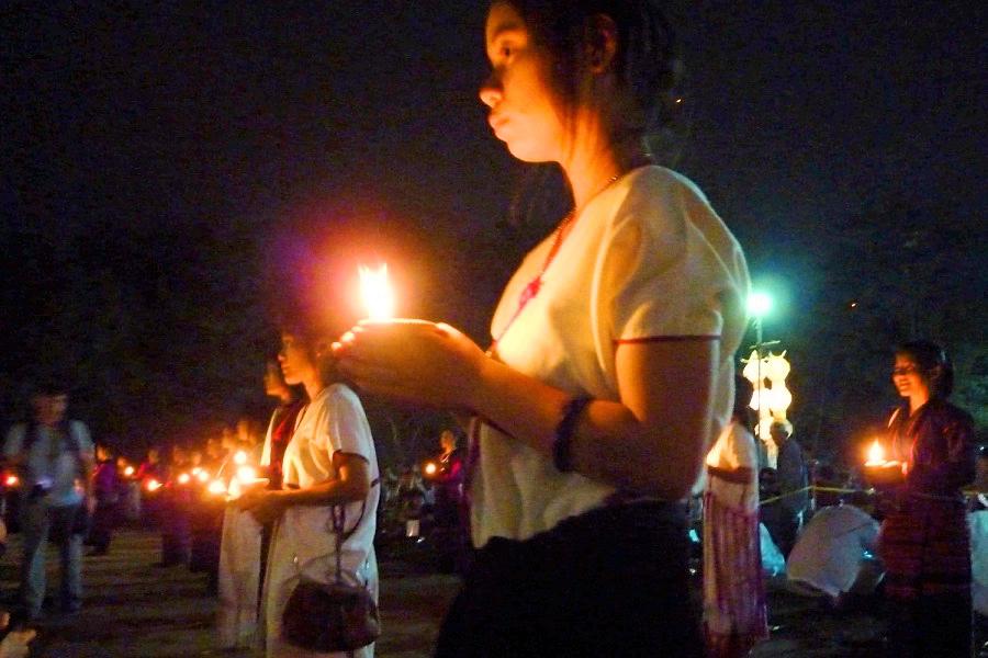 チェンマイのローイクラトン祭りの少女の灯籠流しの写真@タイ観光