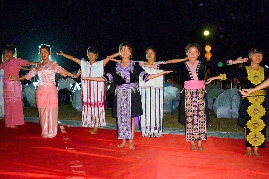 チェンマイのローイクラトン祭りの少女のダンスの写真@タイ観光