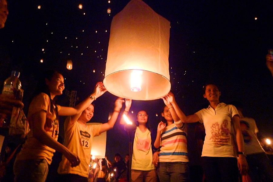 チェンマイのローイクラトン祭り（天灯コムローイ/灯篭流し）の写真@タイ観光