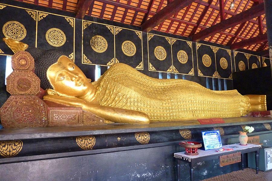 チェンマイのワット・チェーディー・ルアン寺院内の涅槃仏陀像の写真@タイ観光/旅行