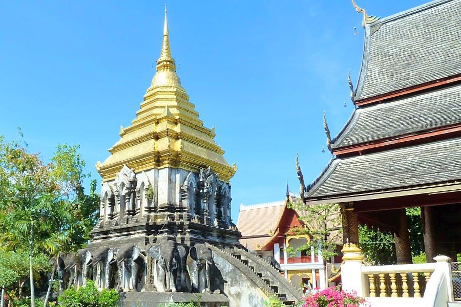 チェンマイのワット・チェン・マン寺院の仏塔の象の写真@タイ観光/旅行