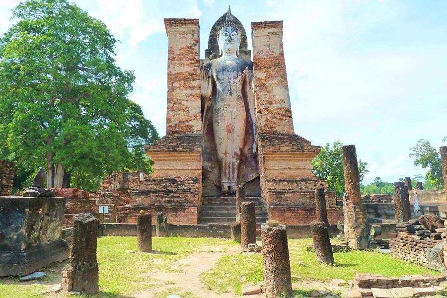 世界遺産古代都市スコタイのワット・マハータートのプラ・アッタロート仏立像写真@タイ観光