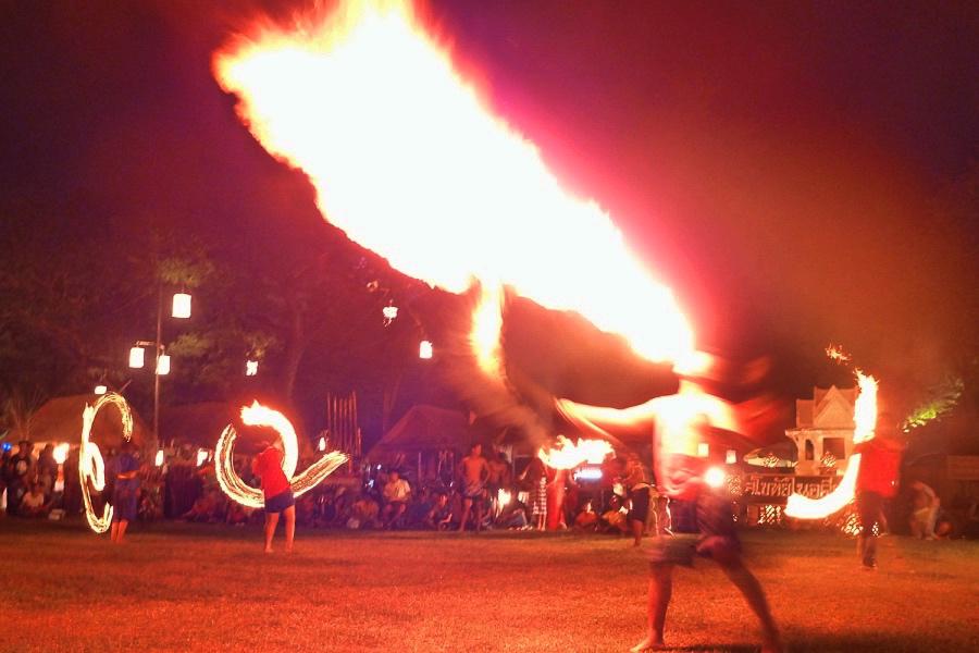 スコータイのローイクラトン祭りのファイアーダンス写真@タイ観光