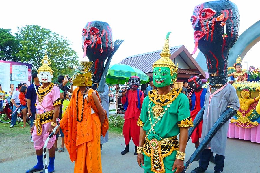 スコータイのローイ・クラトン祭りの宗教仮面パレード写真@タイ観光