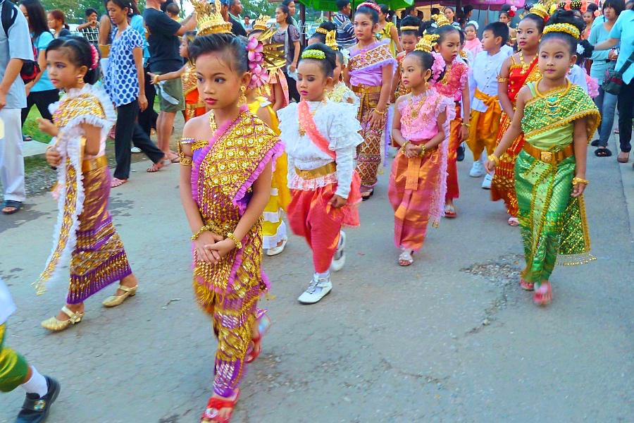 スコータイのローイ・クラトン祭りの伝統衣装少女の写真@タイ観光