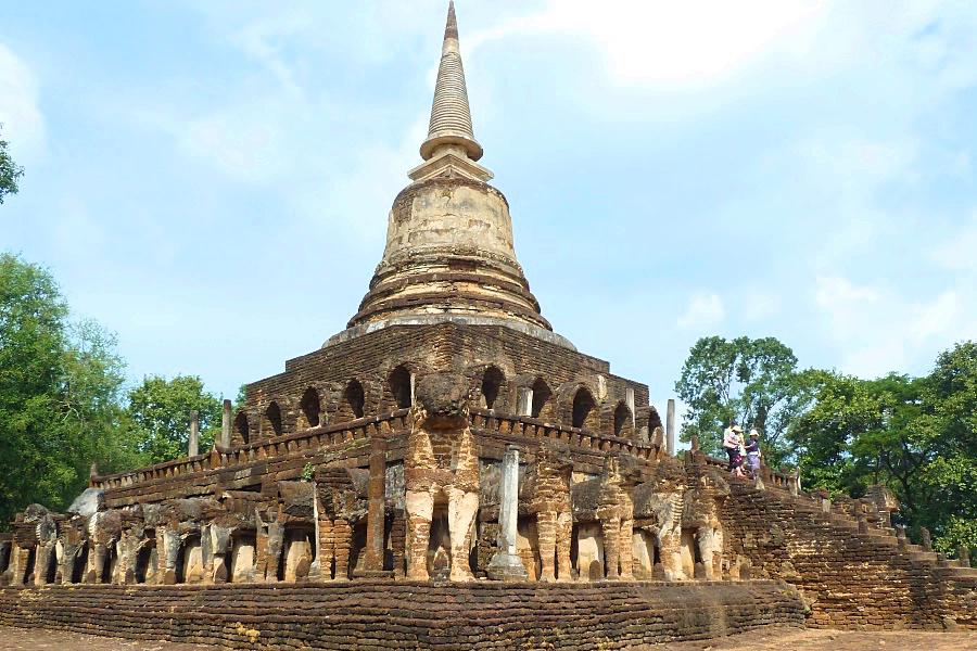 世界遺産スコータイのシーサッチャナーライ歴史公園ワット・チャーンローム写真@タイ観光