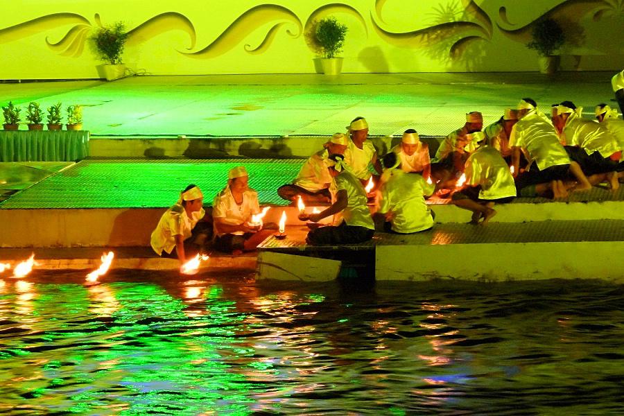タークのローイクラトン祭りの灯篭流しの写真@タイ観光