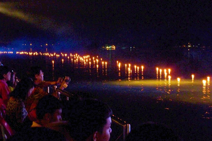 タークのロイクラトン祭りの灯篭流しの写真@タイ観光