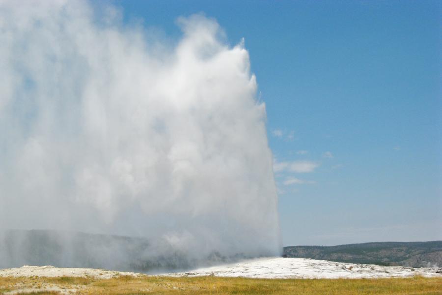 観光世界遺産オールドフェイスフル・ガイザー(Old Faithful Geyser)の写真