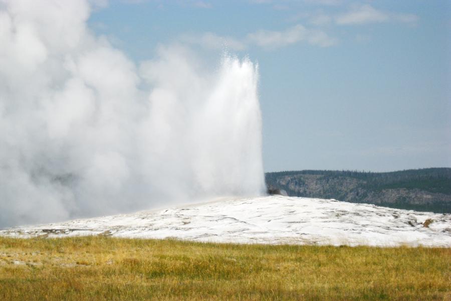 観光世界遺産オールドフェイスフル・ガイザー(Old Faithful Geyser)の写真