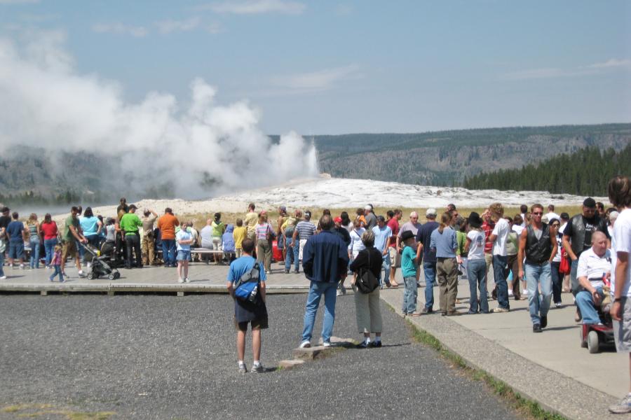 観光世界遺産オールドフェイスフル・ガイザー(Old Faithful Geyser)の写真