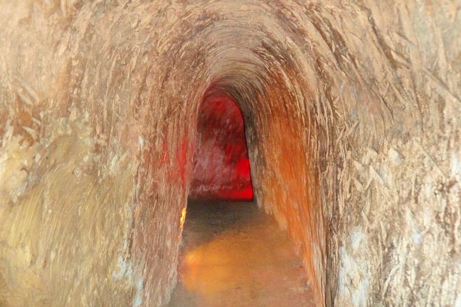 ホーチミンのベトナム戦争時のクチトンネルの地下トンネル内@ベトナム観光/写真