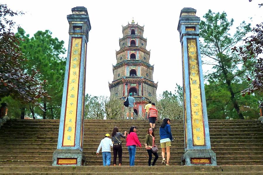 フエのティエンムー寺のトゥニャン塔@ベトナム観光/写真