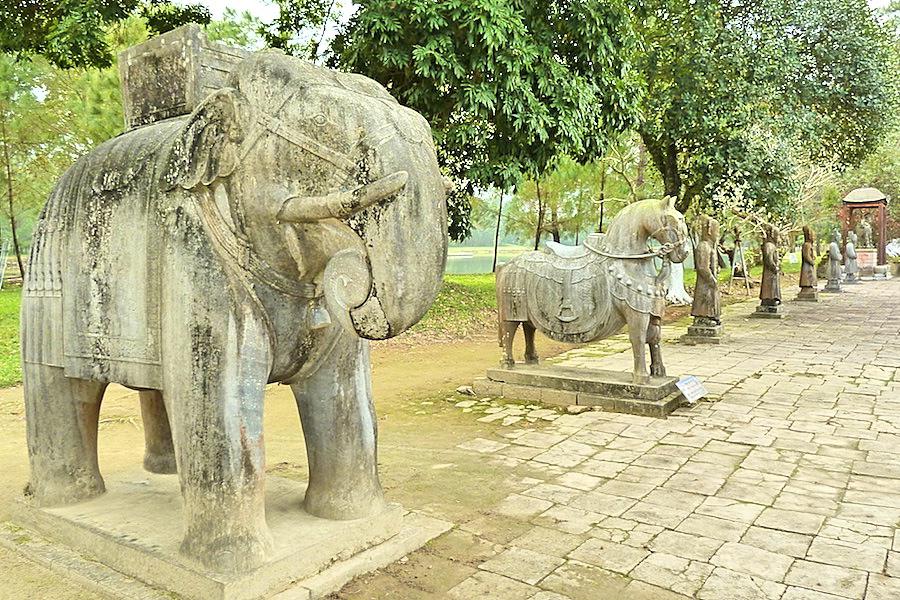 フエのミンマン帝廟の象や役人の石像@ベトナム観光/写真