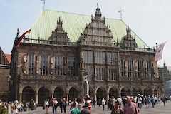 世界遺産ブレーメンのマルクト広場の市庁舎とローラント像