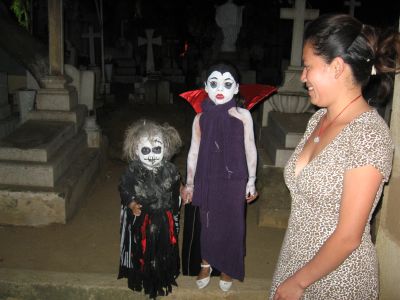 墓地でも仮装の子供たち