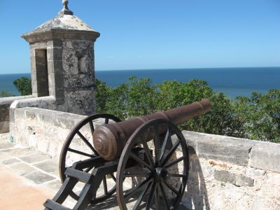 サンミゲル砦の大砲と海
