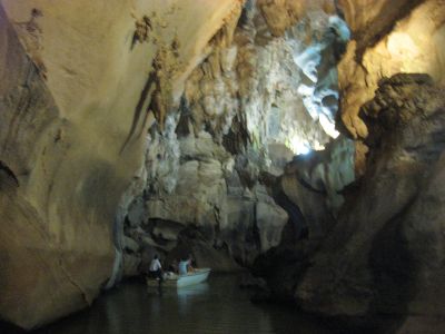 インディヘナ洞窟でボート