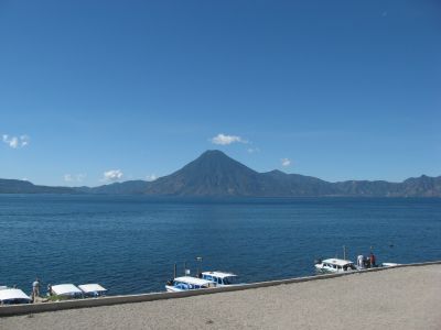 美しいアティトラン湖と火山