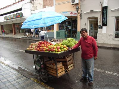 通りで果物を売るおじさん