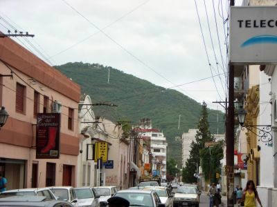 サルタの町並みと山