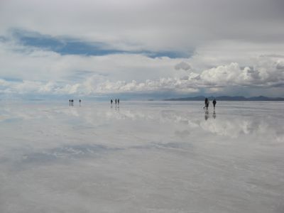 ウユニ塩湖の雨期は鏡張り