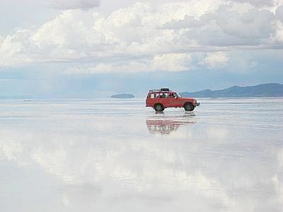 ウユニ塩湖の雨期は鏡張り