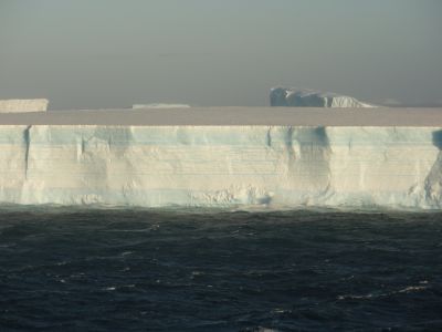 島のように大きな卓状流氷