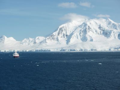雪で覆われた南極半島とクルーズ船