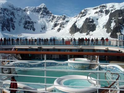 船の甲板から南極半島！