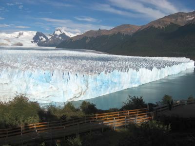 ペリトモレノ氷河と遊歩道
