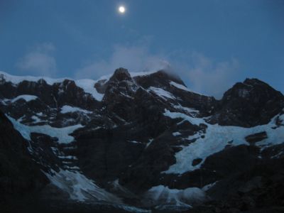 暗闇のフランセス氷河と月
