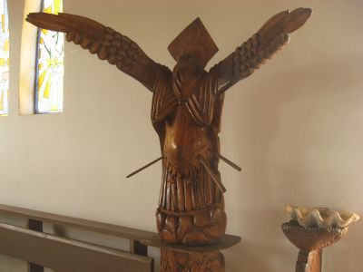 ハンガロアの教会の鳥人像