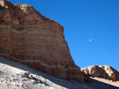 月の谷の岩壁と本物の月
