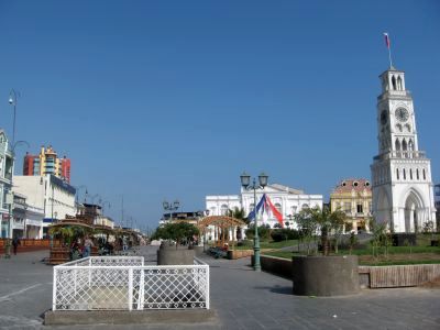 プラット広場と白い時計台