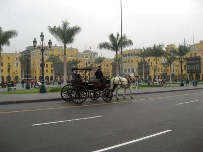 リマのアルマス広場と馬車