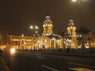 リマのアルマス広場の夜景