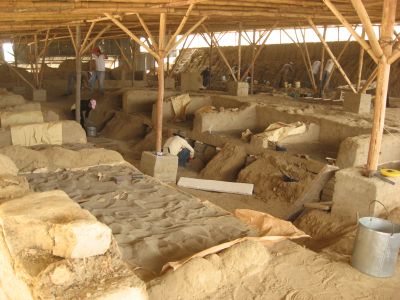 トゥクメ遺跡の発掘作業