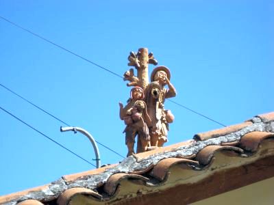 キヌアの屋根の陶芸置き物