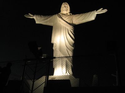 クスコ見守る白いキリスト像
