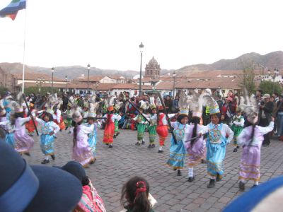 クスコ、祭りの子供パレード