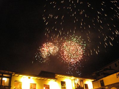 クスコ、夜通し祭りで花火