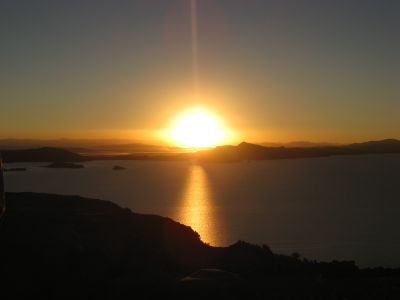 アマンタニ島、遺跡で夕陽