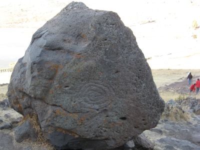シユスタニ遺跡、亀の岩絵