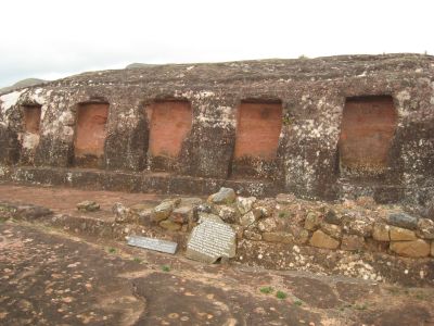 サマイパタ砦の5神官の墓跡