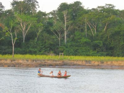 アマゾン川。子供達がボートで