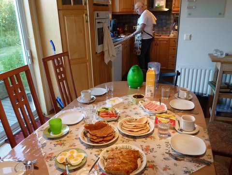 アイスランド ヘラの貸し部屋のおじいちゃんと豪華朝食